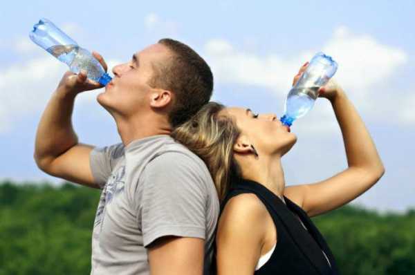 Надо ли пить воду во время тренировки в тренажерном зале